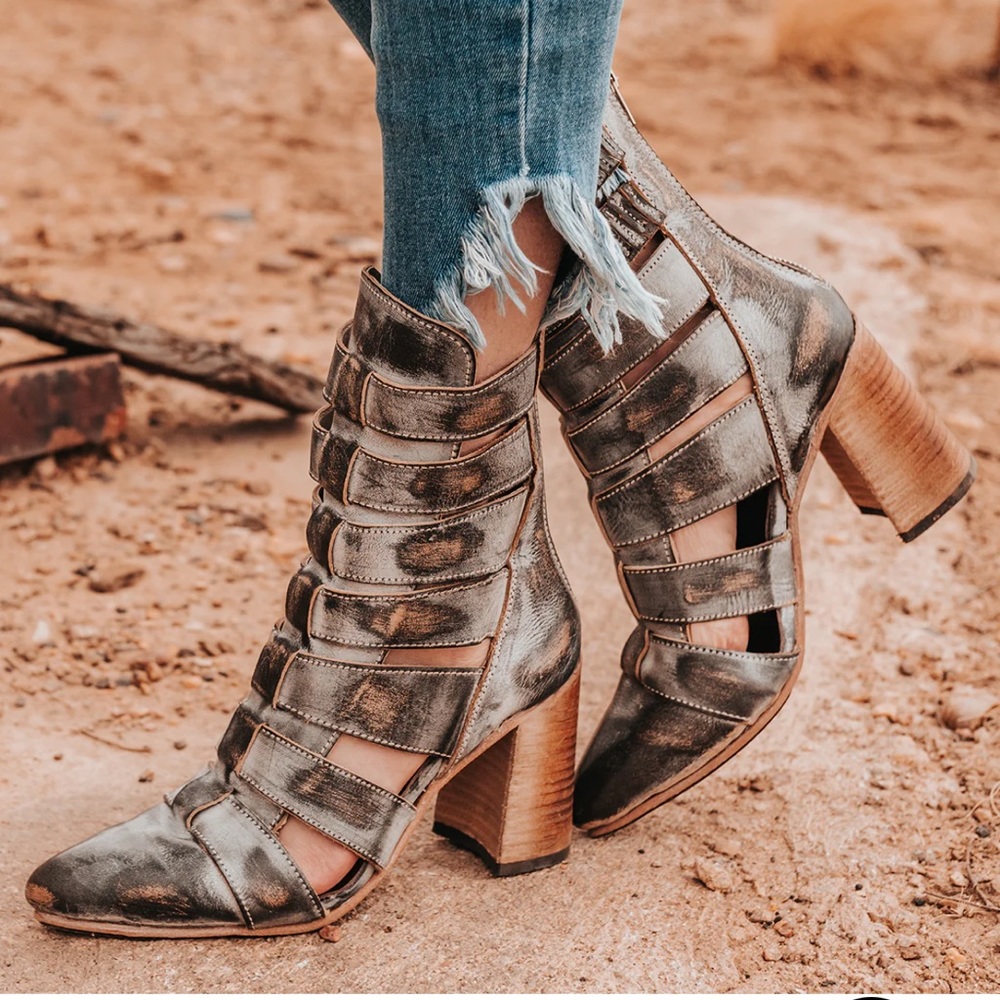 NWT Jagger Boots in ICE